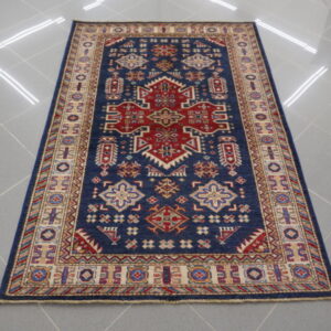 tappeto orientale moderno kazak fondo blu da sala ed ingresso
