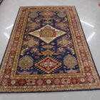 tappeto orientale afghano kazak da sala fondo blu