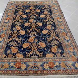 tappeto persiano senneh da salotto fondo blu con motivi floreali su tutto il campo senza il medaglione
