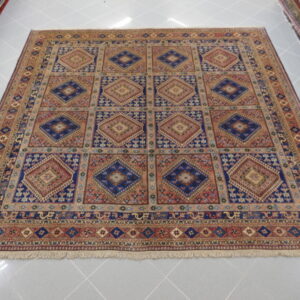 tappeto quadrato yalameh persiano 250x250 con i colori rosso mattone e blu disegno geometrico senza il medaglione