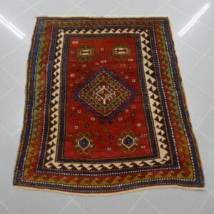 piccolo antico tappeto caucaso kazak borcialu fondo rosso