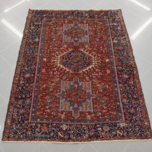 antico tappeto persiano gharajeh da salotto fondo rosso ruggine disegno minuto geometrico con tre medaglioni geometrici da salotto