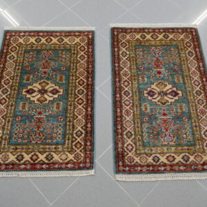 Scendiletti afghani orientali kazak fondo verde disegno geometrico