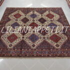 tappeto quadrato yalameh persiano 250x250 con i colori rosso mattone, avorio e blu disegno geometrico senza il medaglione 237x252 cm