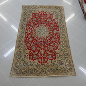 tappeto persiano nain da salotto fondo rosso vintage