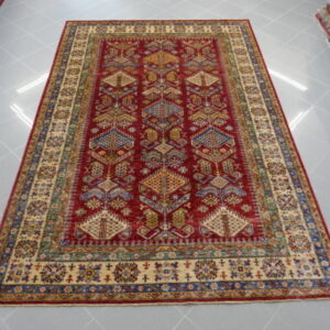 tappeto orientale kazak da sala fondo rosso