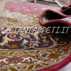 Tappeto persiano Tabriz 60 Raj extrafine antico fondo rosso con medaglione centrale e bordura blu annodato a mano 256x249 cm in lana e seta